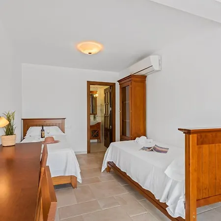 Santi - Plusholidays * Casas de Torrat