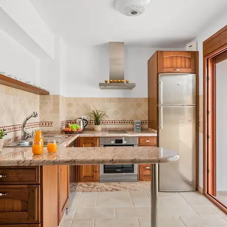 Santi - Plusholidays * Casas de Torrat